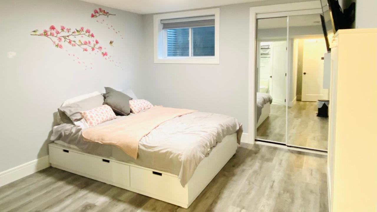 Cozy Basement Suite-溫馨小屋 Designated Parking カルガリー エクステリア 写真