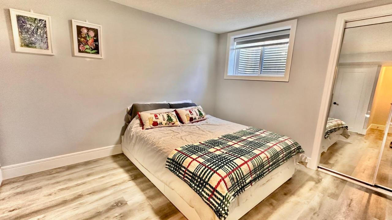 Cozy Basement Suite-溫馨小屋 Designated Parking カルガリー エクステリア 写真