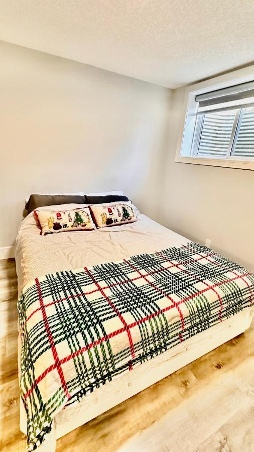 Cozy Basement Suite-溫馨小屋 Designated Parking カルガリー エクステリア 写真